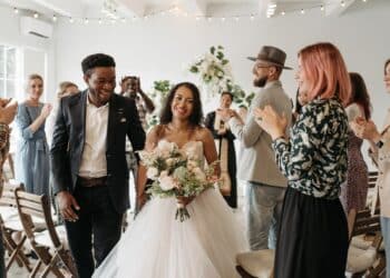 pexels-pavel-danilyuk-mariés et invités - Je suis étudiant et je suis invité à un mariage