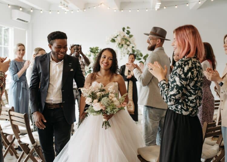 pexels-pavel-danilyuk-mariés et invités - Je suis étudiant et je suis invité à un mariage