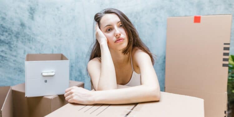 pexels-rdne-stock-project- femme qui fait ses cartons -4 choses à faire avant de rendre ton kot