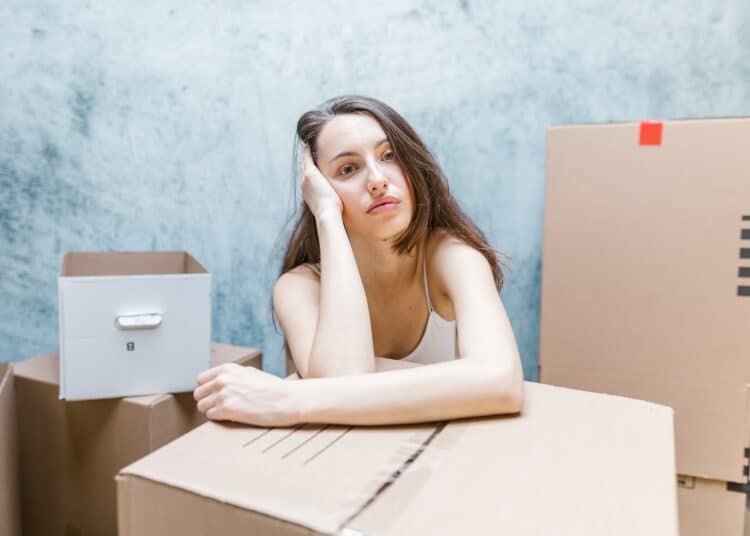 pexels-rdne-stock-project- femme qui fait ses cartons -4 choses à faire avant de rendre ton kot