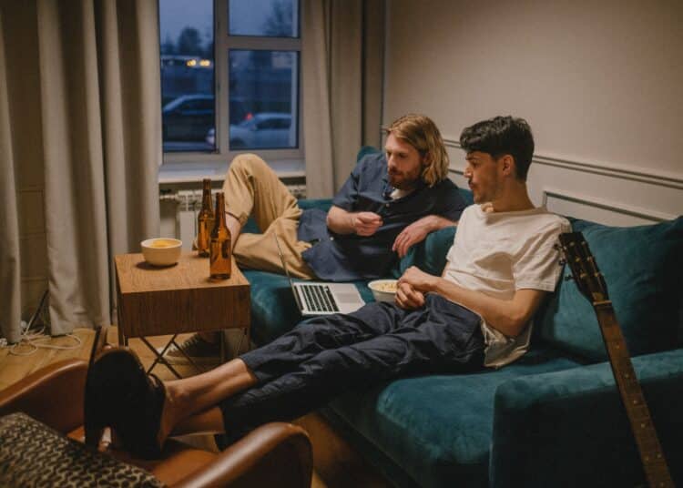 pexels-ron-lach-deux étudiants amoureux qui regardent un film - 4 films d'horreur pour un premier date