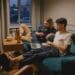pexels-ron-lach-deux étudiants amoureux qui regardent un film - 4 films d'horreur pour un premier date