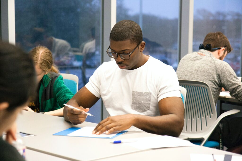 pexels-roxanne-minnish- Hoe kan je slagen op je stage