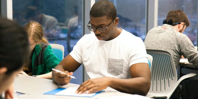 pexels-roxanne-minnish- Hoe kan je slagen op je stage