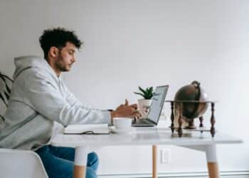 pexels-william-fortunato-étudiant devant son ordinateur -Pourquoi 2019 était la meilleure année de ta vie étudiante ?