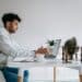 pexels-william-fortunato-étudiant devant son ordinateur -Pourquoi 2019 était la meilleure année de ta vie étudiante ?