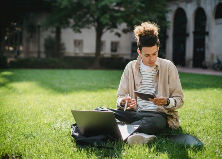 pexels-armin-rimoldi - 6 memes qui résument ta vie d'étudiant en été