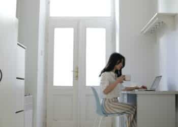 pexels-jessica-ticozzelli-étudiante dans son appartement-Top 4 des sites pour t’aider à faire ton mémoire :TFE