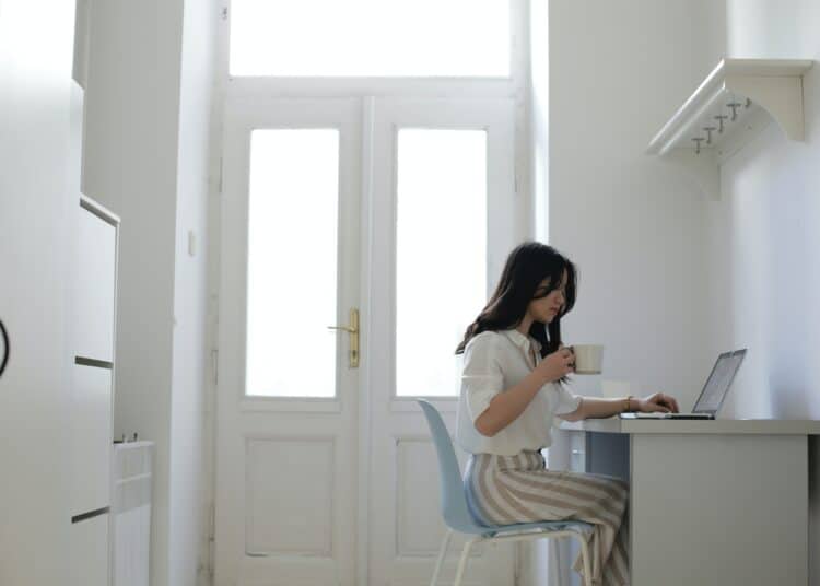 pexels-jessica-ticozzelli-étudiante dans son appartement-Top 4 des sites pour t’aider à faire ton mémoire :TFE