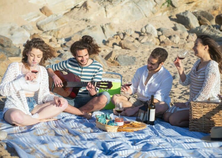 pexels-kampus-production-jeunessurlaplage-5 indispensables pour aller à la mer quand on est étudiant