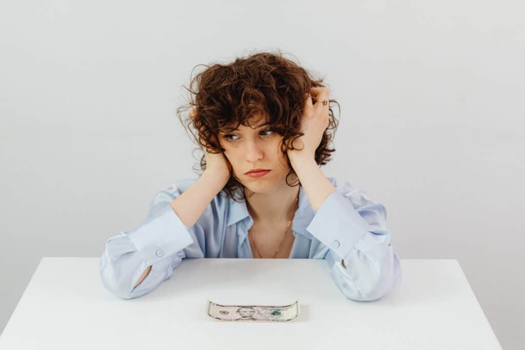 pexels-karolina-grabowska- étudiante qui n'a plus d'argent cet été - 5 conseils pour économiser tout en profitant de l’été 