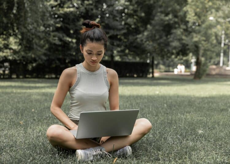 pexels-monstera - 5 memes qui résument bien l'enfer de devoir étudier en été