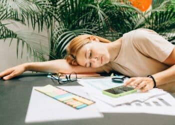 pexels-nataliya-vaitkevich-étudiante qui fait ses comptes - Top 4 des phrases pour dire que tu n’as pas le budget