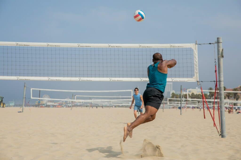 pexels-rdne-stock-project- étudiants qui font du sport à la plage - Les conseils pour continuer le sport quand on est en vacances