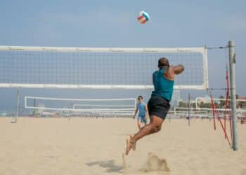 pexels-rdne-stock-project- étudiants qui font du sport à la plage - Les conseils pour continuer le sport quand on est en vacances