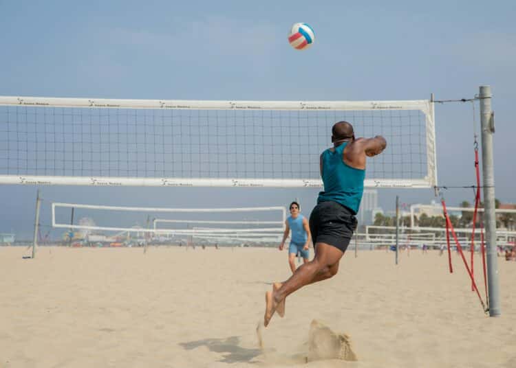pexels-rdne-stock-project- étudiants qui font du sport à la plage - Les conseils pour continuer le sport quand on est en vacances