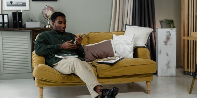 pexels-tima-miroshnichenko-étudiant qui fait son budget - 4 méthodes imparables pour mettre de l’argent de côté durant tes études