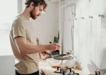 pexels-cottonbro-studio-jeune qui cuisine - 5 choses que tu dois avoir dans ta cuisine si tu vis en kot