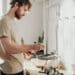 pexels-cottonbro-studio-jeune qui cuisine - 5 choses que tu dois avoir dans ta cuisine si tu vis en kot