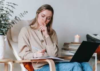 pexels-george-milton-étudiante qui fait des recherches - Allocations familiales 4 choses à ne pas oublier à la rentrée