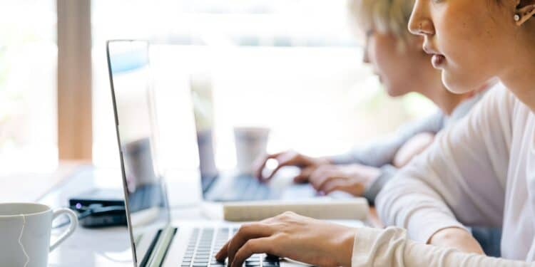 pexels-ketut-subiyanto-étudiantes sur leur ordinateur -Comment se surpasser quand on est aux études ?