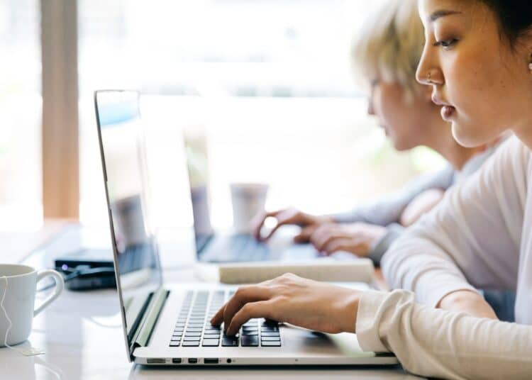 pexels-ketut-subiyanto-étudiantes sur leur ordinateur -Comment se surpasser quand on est aux études ?