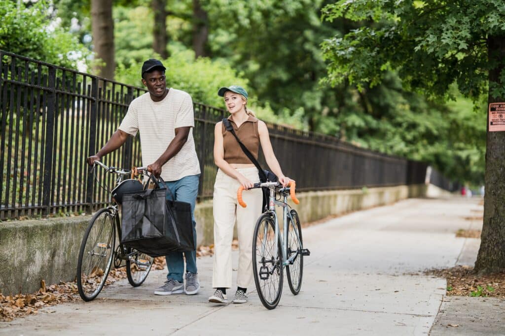 pexels-mizuno-k-deuxd étudiants qui vont en cours a velo - La Semaine de la Mobilité du 16 au 22 septembre 2023, c’est quoi