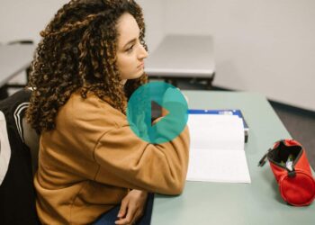 pexels-rdne-stock-project-étudiante passant un examen - Comment survivre à un scénario catastrophe lors d’un examen ? (vidéo). jpg