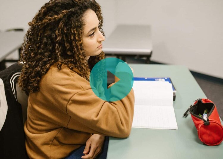 pexels-rdne-stock-project-étudiante passant un examen - Comment survivre à un scénario catastrophe lors d’un examen ? (vidéo). jpg