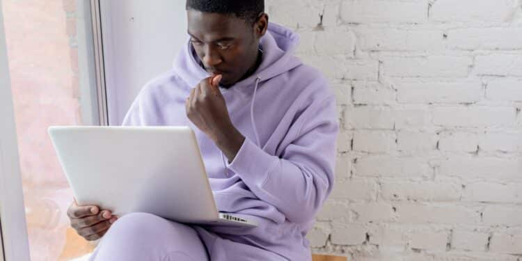 pexels-shvets-production-étudiant qui cherche des informations - Changer d’études quels impacts sur les allocations familiales