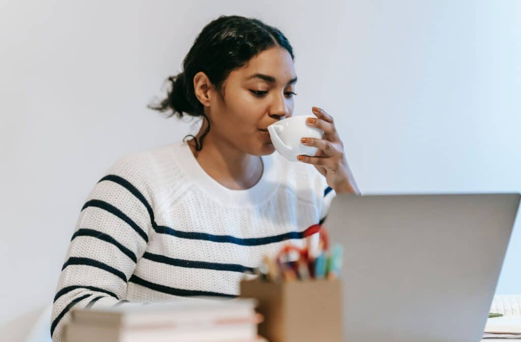 pexels-william-fortunato- étudiante qui cherche du travail - 10 astuces pour trouver un job étudiant dès la rentré