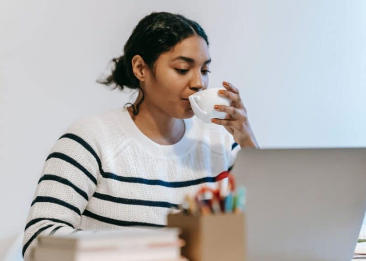 pexels-william-fortunato- étudiante qui cherche du travail - 10 astuces pour trouver un job étudiant dès la rentré