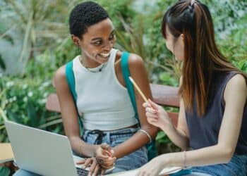 pexels-zen-chung-deux étudiantes qui discutent - 3 conseils pour développer de nouvelles compétences pendant les vacances d’été