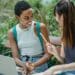pexels-zen-chung-deux étudiantes qui discutent - 3 conseils pour développer de nouvelles compétences pendant les vacances d’été