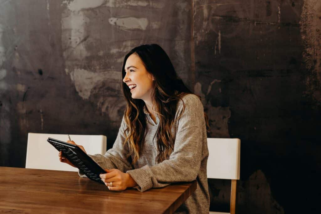 unsplash - brooke-cagle-étudiant qui cherche un job étudiant - 5 conseils pour trouver un job étudiant saisonnier cet été