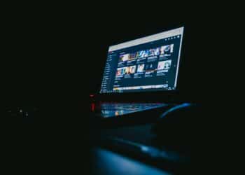 unsplash - leon-bublitz-étudiant qui regarde youtube - 4 YouTubeurs pour apprendre le japonais