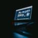 unsplash - leon-bublitz-étudiant qui regarde youtube - 4 YouTubeurs pour apprendre le japonais