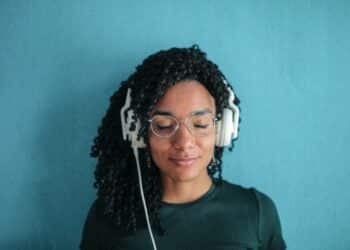 pexels-andrea-piacquadio-étudiante qui écoute de la musique - 8 chansons pour étudier efficacement