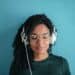 pexels-andrea-piacquadio-étudiante qui écoute de la musique - 8 chansons pour étudier efficacement