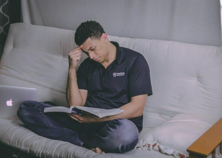 pexels-craig-adderley- un étudiant qui travaille - etre motivé durant l'année universitaire