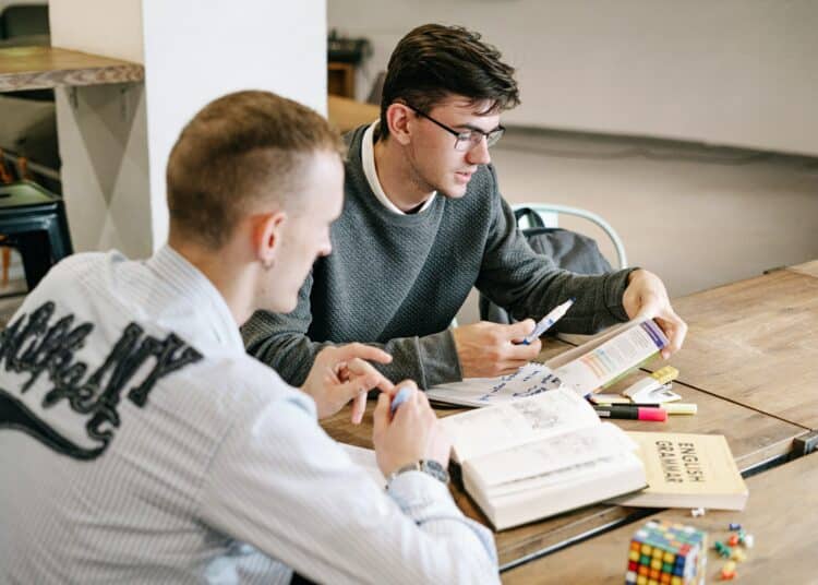 pexels-ivan-samkov-deux étudiants qui parlent de leurs études - Choisir ton option en toute confiance guide pratique