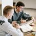 pexels-ivan-samkov-deux étudiants qui parlent de leurs études - Choisir ton option en toute confiance guide pratique