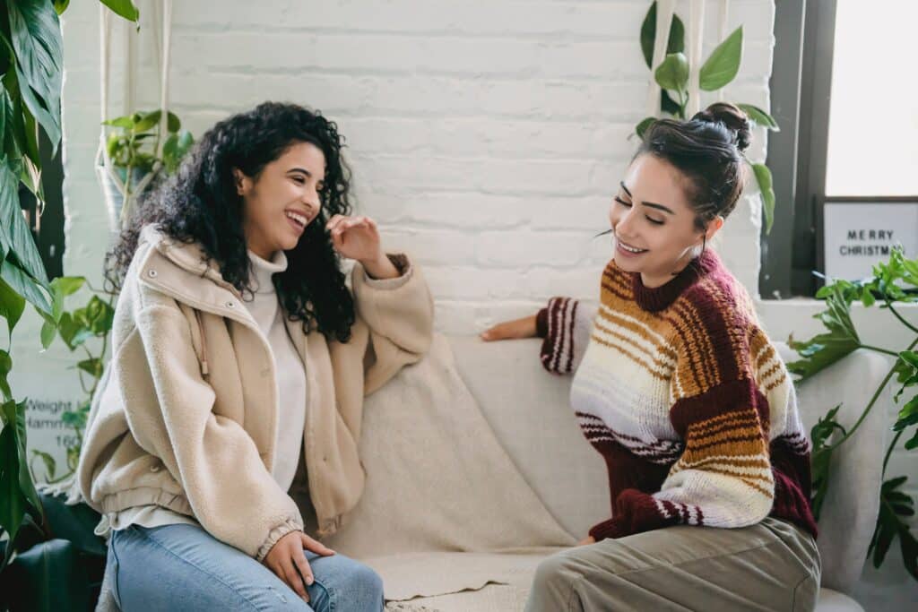 pexels-julia-larson-deux étudiantes qui discutent de la rentrée - 10 conseils incontournables pour une rentrée d’étudiant réussie