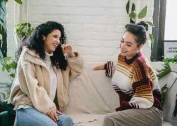 pexels-julia-larson-deux étudiantes qui discutent de la rentrée - 10 conseils incontournables pour une rentrée d’étudiant réussie