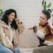 pexels-julia-larson-deux étudiantes qui discutent de la rentrée - 10 conseils incontournables pour une rentrée d’étudiant réussie