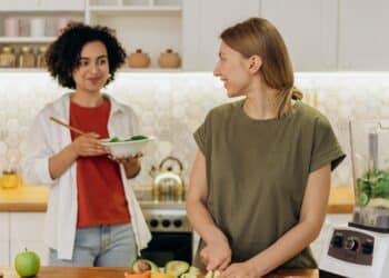 pexels-mikhail-nilov- deux étudiantes qui font la cuisine - 5 solutions pour manger sainement sans perdre de temps dans ton quotidien d'étudiant