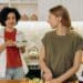 pexels-mikhail-nilov- deux étudiantes qui font la cuisine - 5 solutions pour manger sainement sans perdre de temps dans ton quotidien d'étudiant