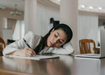 pexels-mikhail-nilov-étudiante-Pourquoi ne plus avoir honte de procrastiner ?