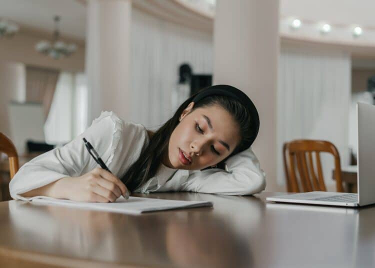 pexels-mikhail-nilov-étudiante-Pourquoi ne plus avoir honte de procrastiner ?