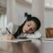 pexels-mikhail-nilov-étudiante-Pourquoi ne plus avoir honte de procrastiner ?